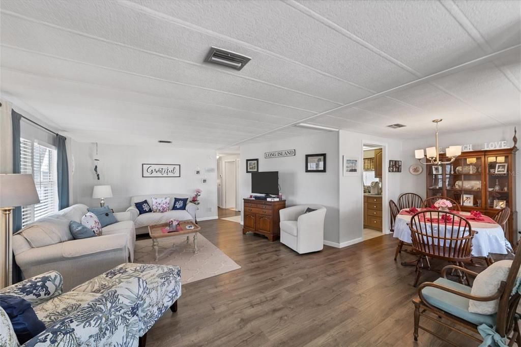 Active With Contract: $164,900 (2 beds, 2 baths, 1464 Square Feet)