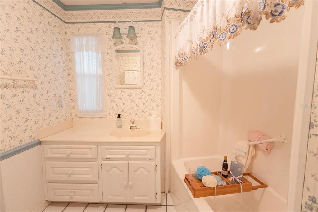 Active With Contract: $164,900 (2 beds, 2 baths, 1464 Square Feet)