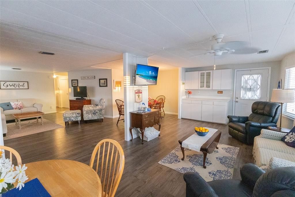 Active With Contract: $164,900 (2 beds, 2 baths, 1464 Square Feet)