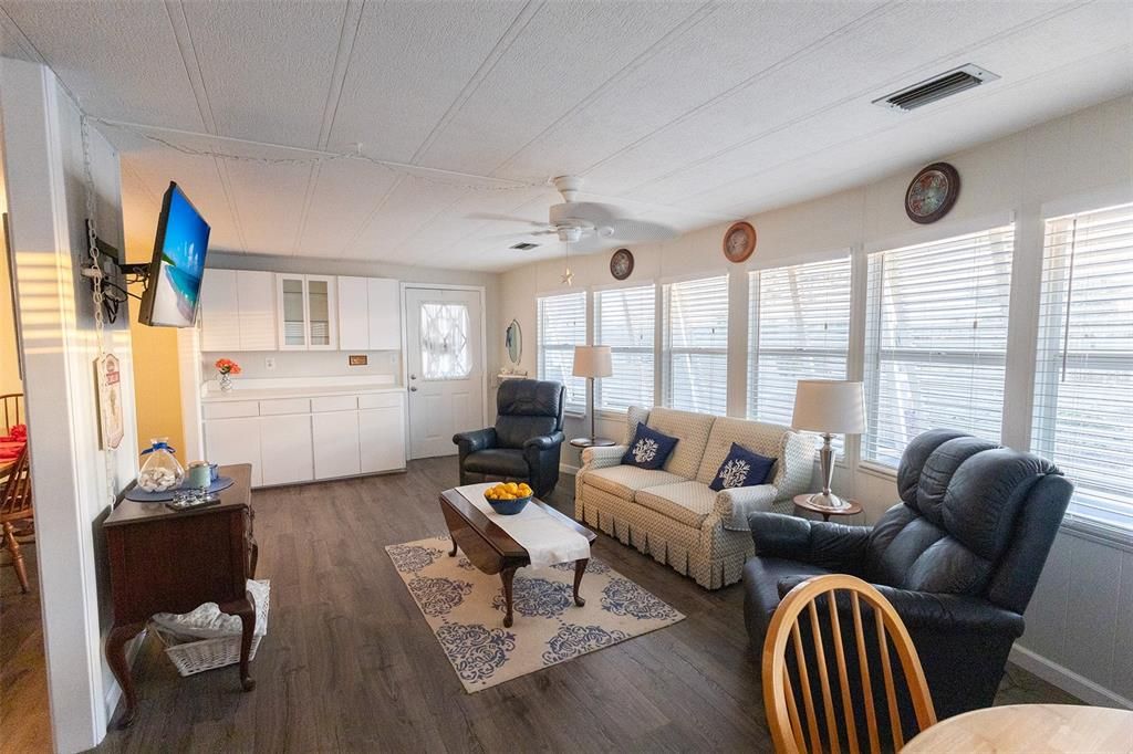 Active With Contract: $164,900 (2 beds, 2 baths, 1464 Square Feet)