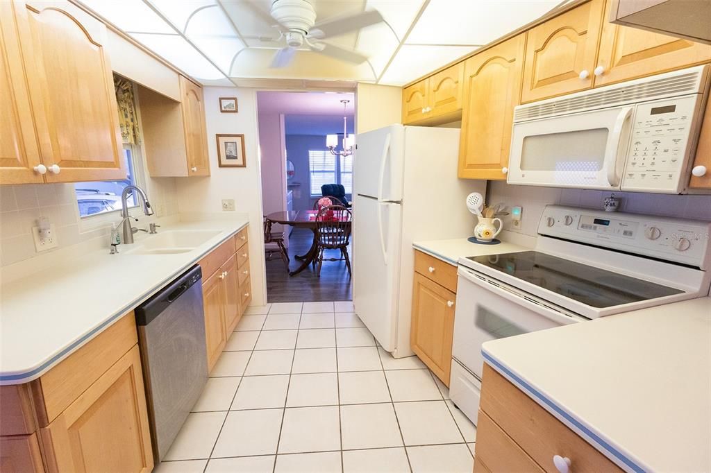 Active With Contract: $164,900 (2 beds, 2 baths, 1464 Square Feet)