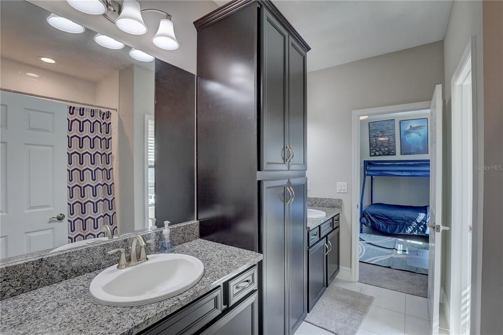 Activo con contrato: $785,000 (5 camas, 4 baños, 3567 Pies cuadrados)