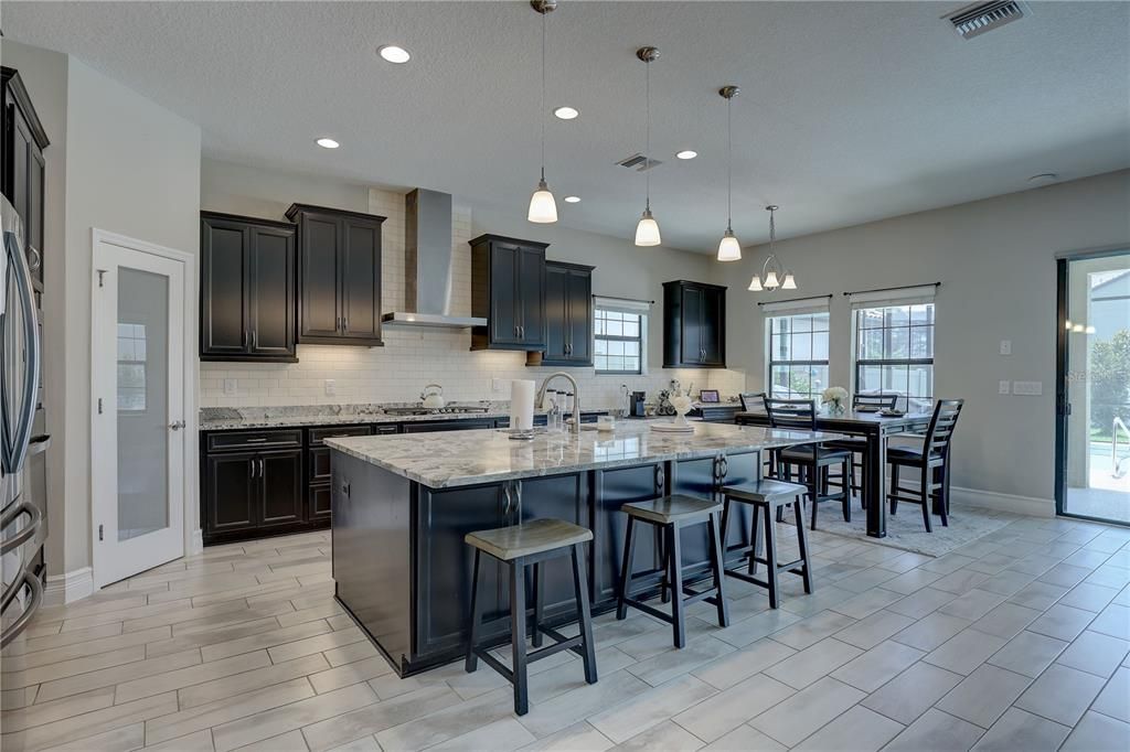 Activo con contrato: $785,000 (5 camas, 4 baños, 3567 Pies cuadrados)