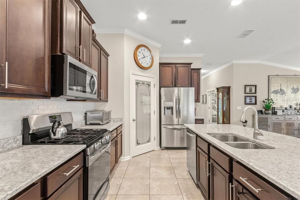 For Sale: $399,900 (2 beds, 2 baths, 1777 Square Feet)