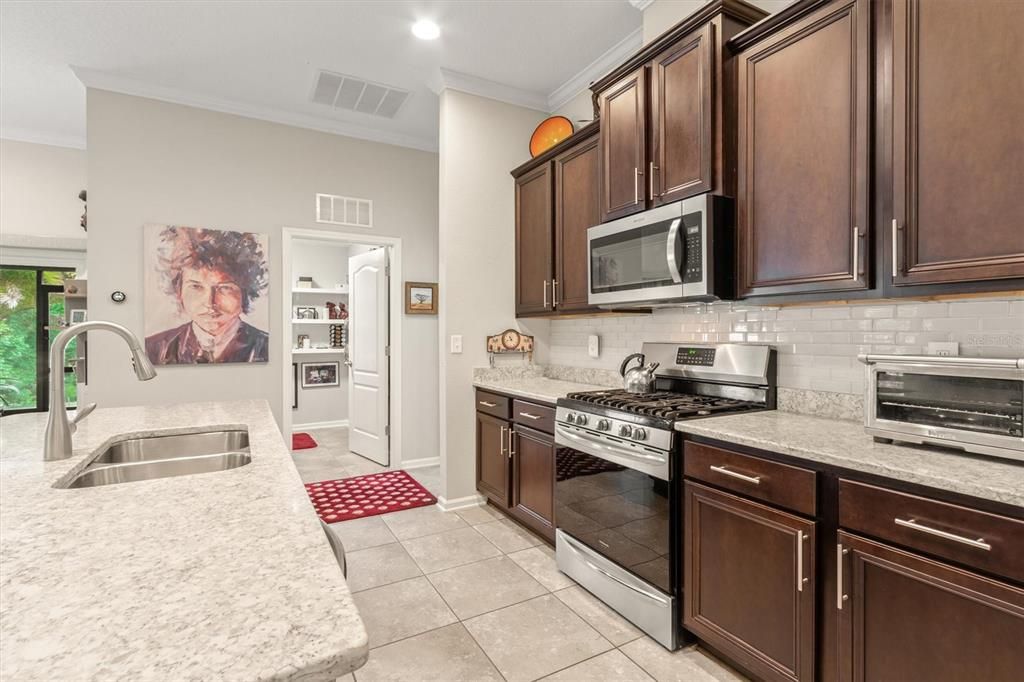 For Sale: $399,900 (2 beds, 2 baths, 1777 Square Feet)