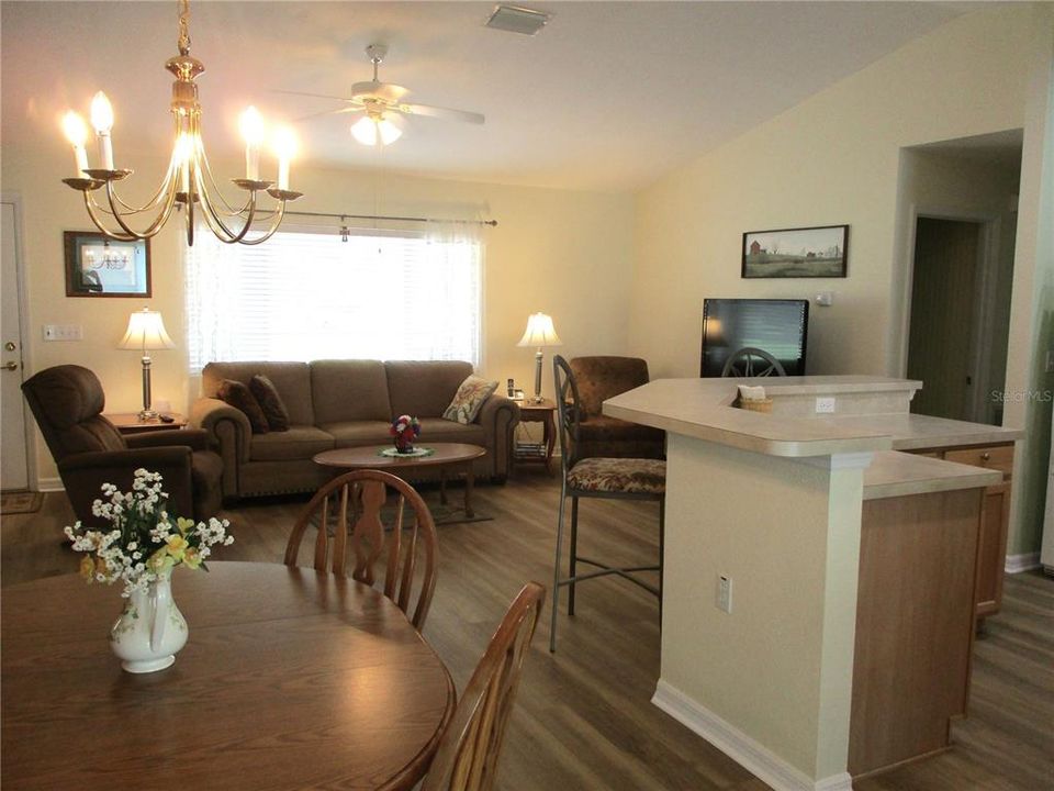 Под контрактом: $224,000 (2 спален, 2 ванн, 1536 Квадратных фут)