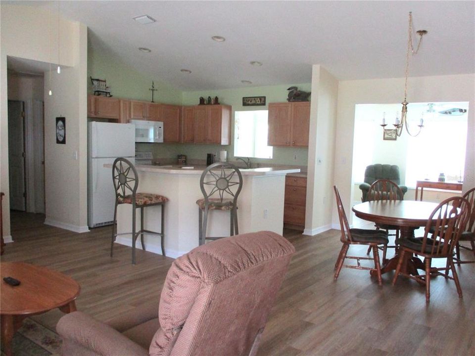 Под контрактом: $224,000 (2 спален, 2 ванн, 1536 Квадратных фут)