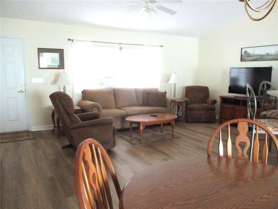 Под контрактом: $224,000 (2 спален, 2 ванн, 1536 Квадратных фут)