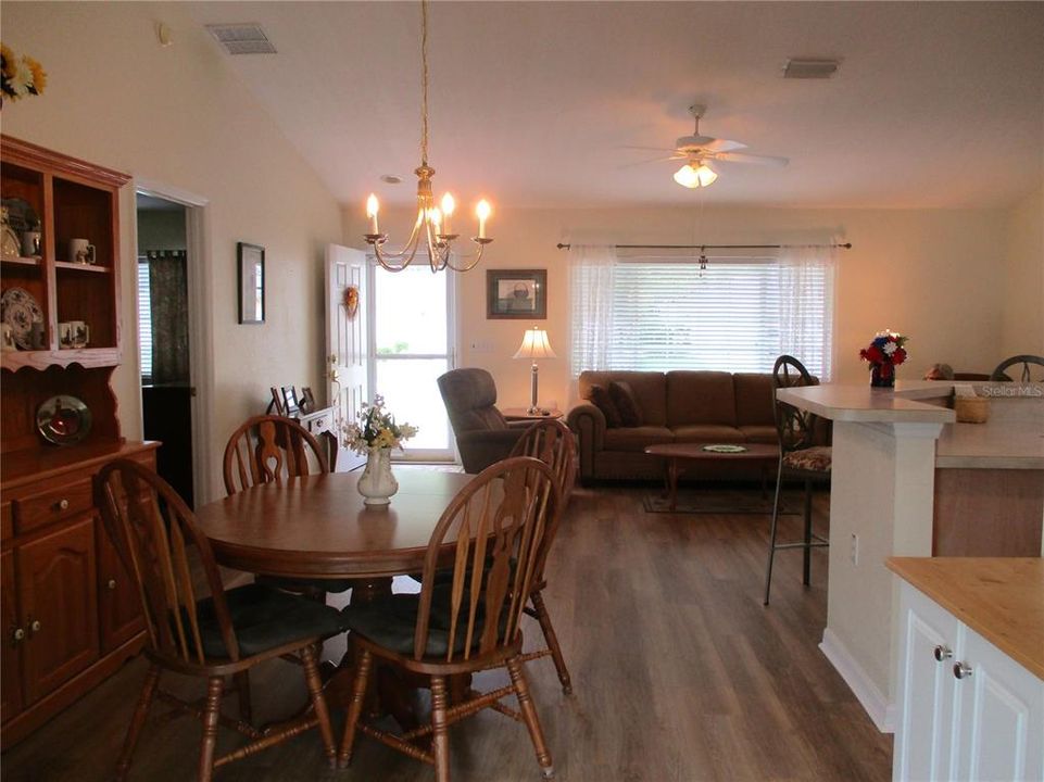 Под контрактом: $224,000 (2 спален, 2 ванн, 1536 Квадратных фут)