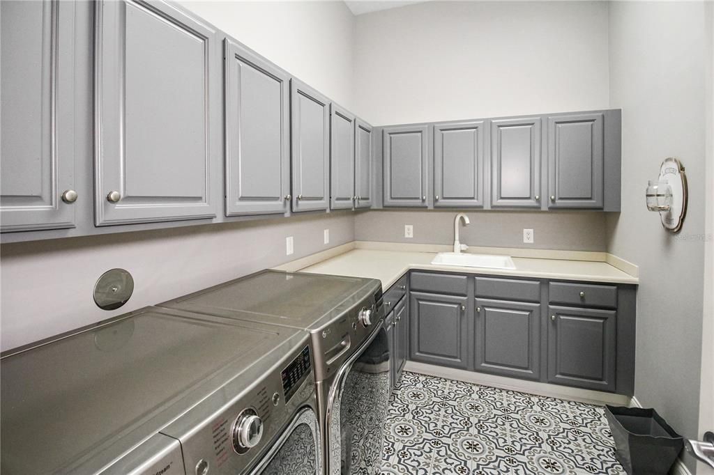 待售: $3,200,000 (6 贝兹, 6 浴室, 6560 平方英尺)