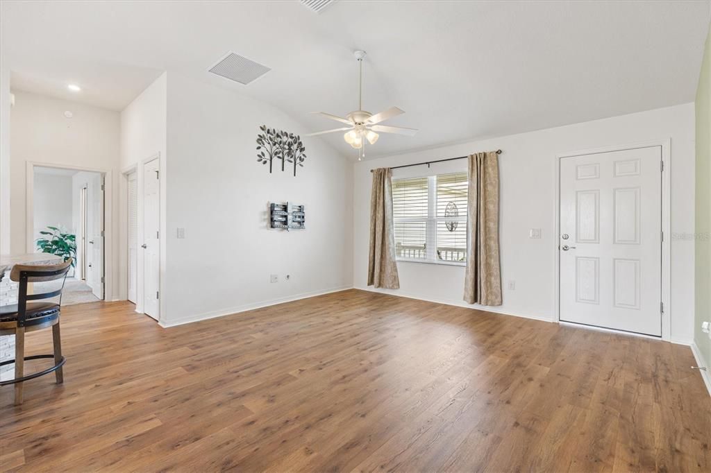 Activo con contrato: $330,000 (3 camas, 2 baños, 1392 Pies cuadrados)