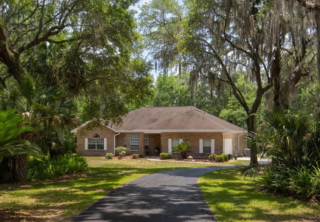 Lovely home on 6.23 acres in Edgecliff