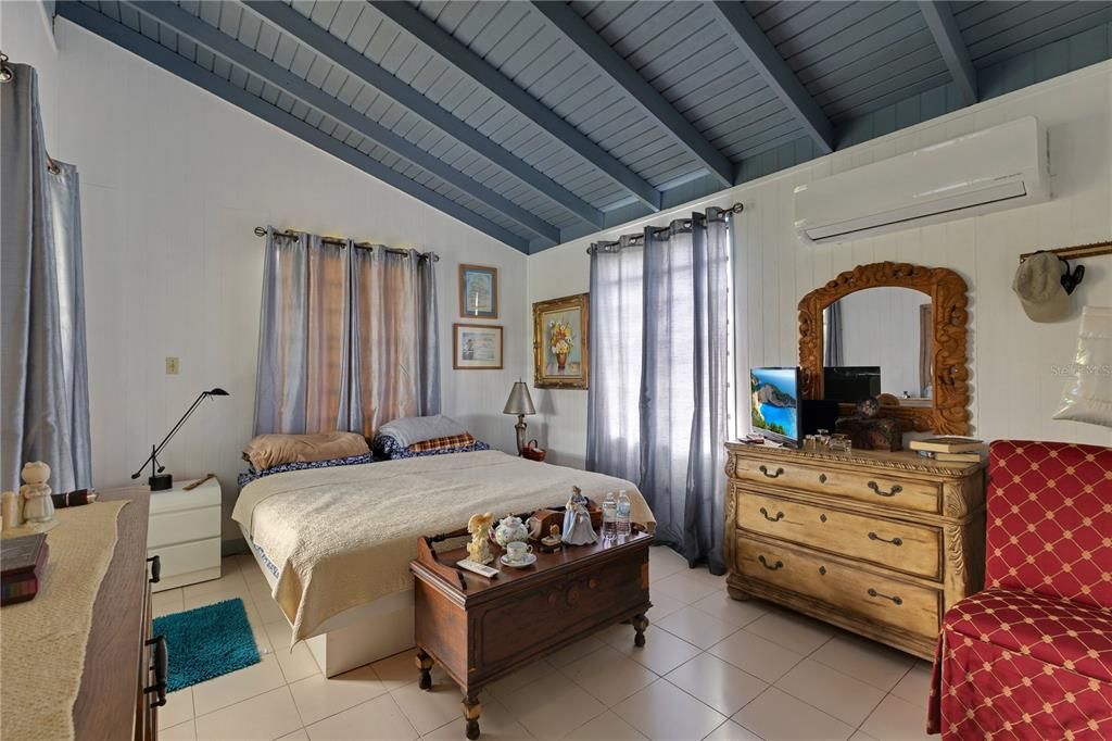 For Sale: $625,000 (5 beds, 2 baths, 2116 Square Feet)