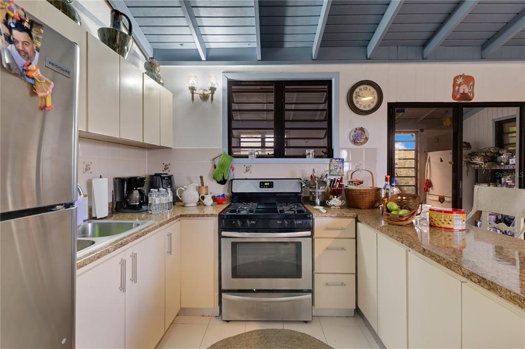 For Sale: $625,000 (5 beds, 2 baths, 2116 Square Feet)