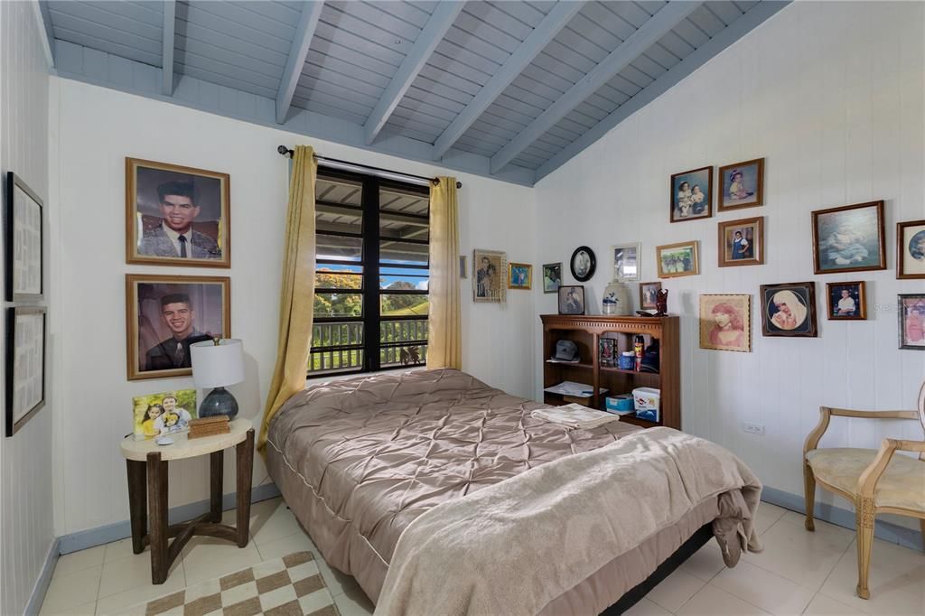 For Sale: $625,000 (5 beds, 2 baths, 2116 Square Feet)