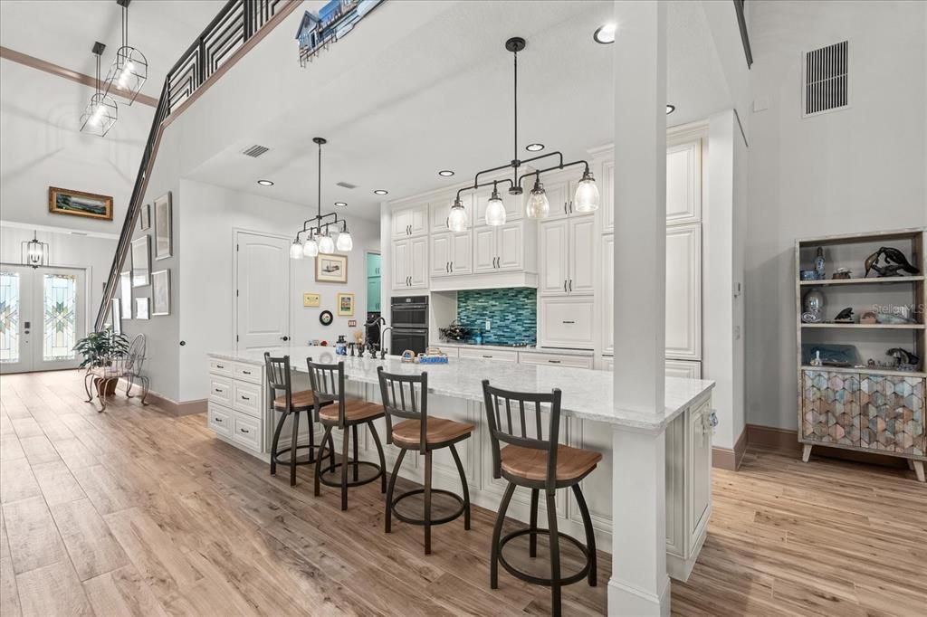 合同活跃: $895,000 (2 贝兹, 2 浴室, 2774 平方英尺)