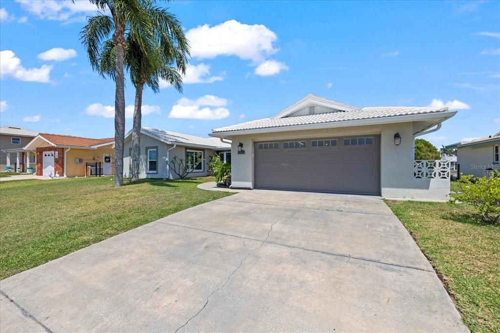Active With Contract: $679,000 (3 beds, 2 baths, 2094 Square Feet)