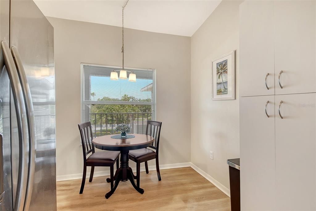 待售: $299,000 (2 贝兹, 2 浴室, 1106 平方英尺)