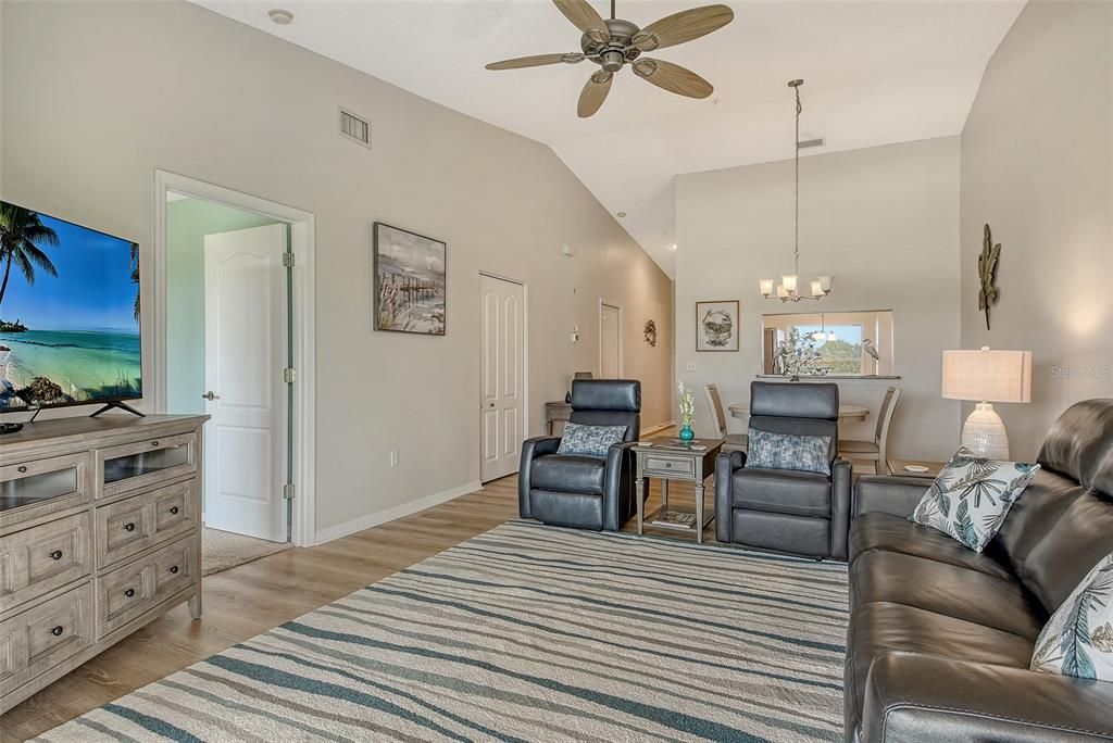 待售: $299,000 (2 贝兹, 2 浴室, 1106 平方英尺)