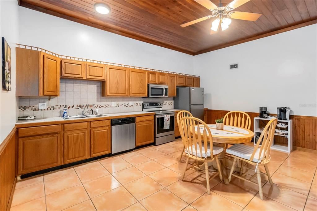 En Venta: $895,000 (5 camas, 3 baños, 3180 Pies cuadrados)