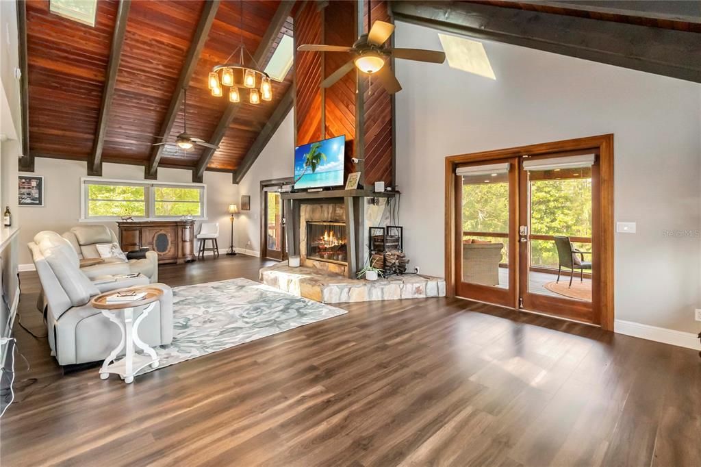 En Venta: $895,000 (5 camas, 3 baños, 3180 Pies cuadrados)