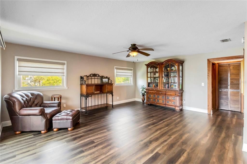 En Venta: $895,000 (5 camas, 3 baños, 3180 Pies cuadrados)