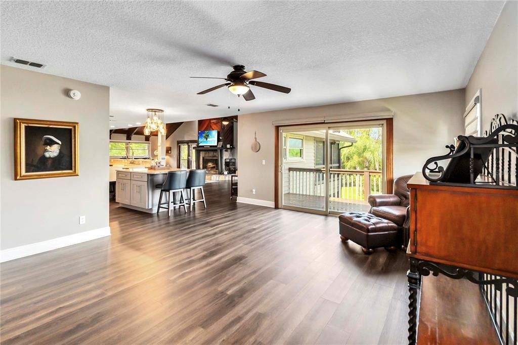 En Venta: $895,000 (5 camas, 3 baños, 3180 Pies cuadrados)