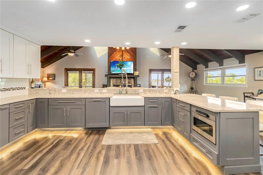 En Venta: $895,000 (5 camas, 3 baños, 3180 Pies cuadrados)