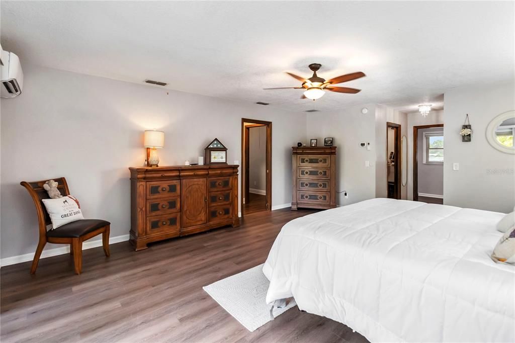 En Venta: $895,000 (5 camas, 3 baños, 3180 Pies cuadrados)