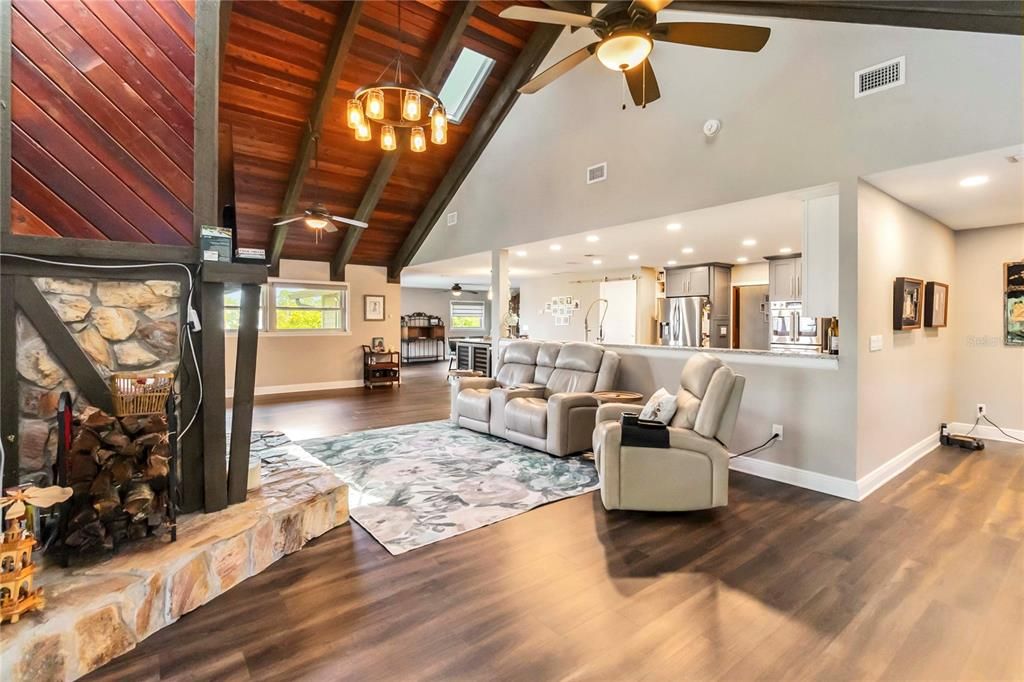 En Venta: $895,000 (5 camas, 3 baños, 3180 Pies cuadrados)