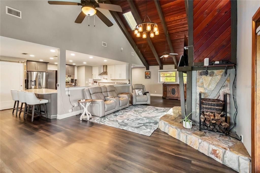 En Venta: $895,000 (5 camas, 3 baños, 3180 Pies cuadrados)