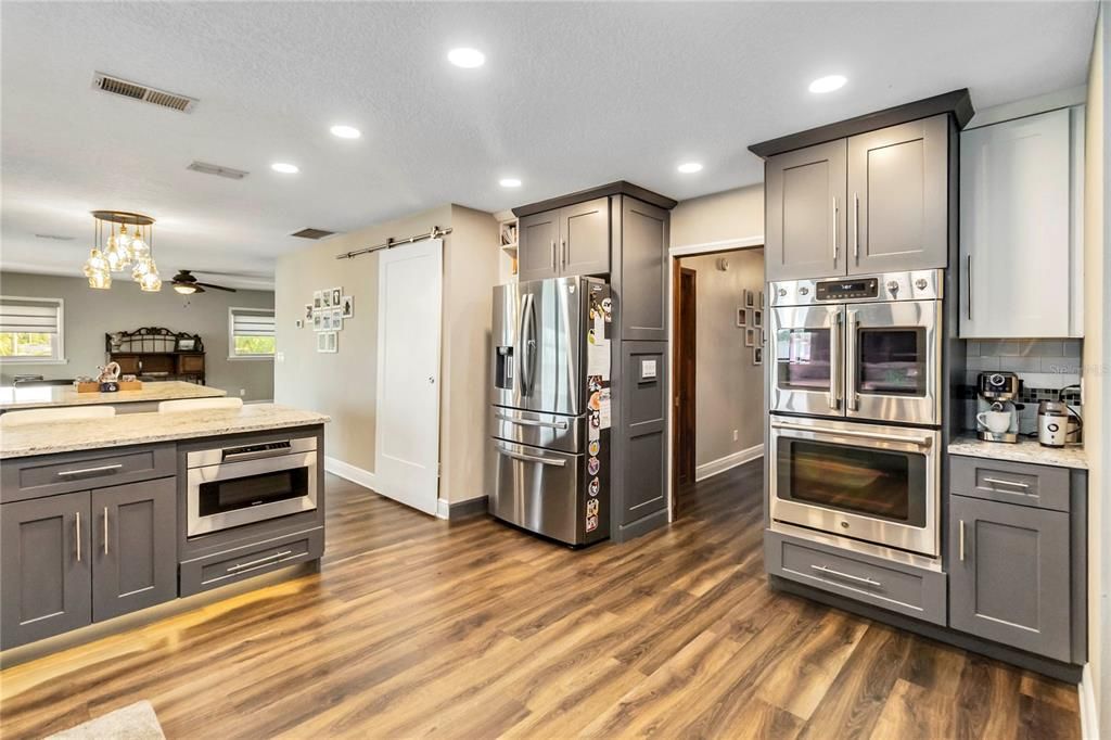 En Venta: $895,000 (5 camas, 3 baños, 3180 Pies cuadrados)