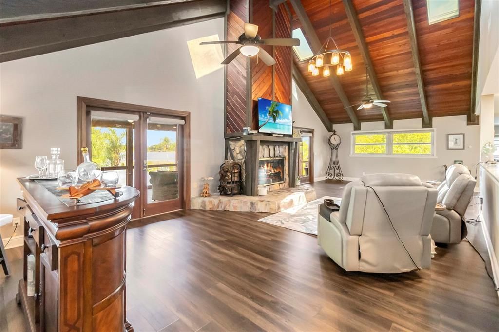 En Venta: $895,000 (5 camas, 3 baños, 3180 Pies cuadrados)