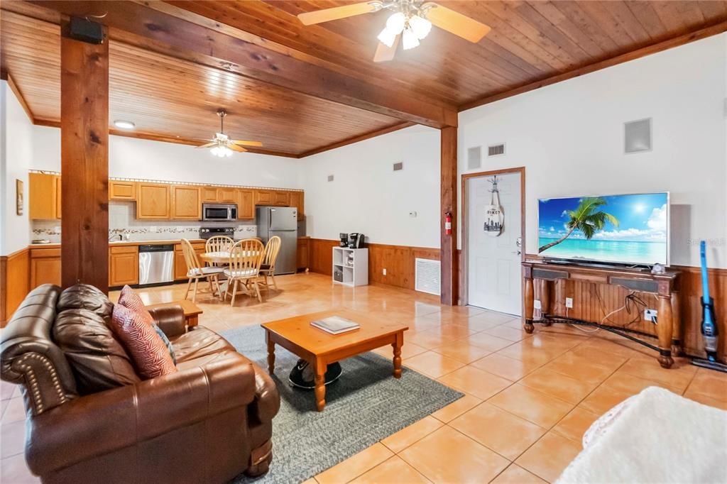 En Venta: $895,000 (5 camas, 3 baños, 3180 Pies cuadrados)