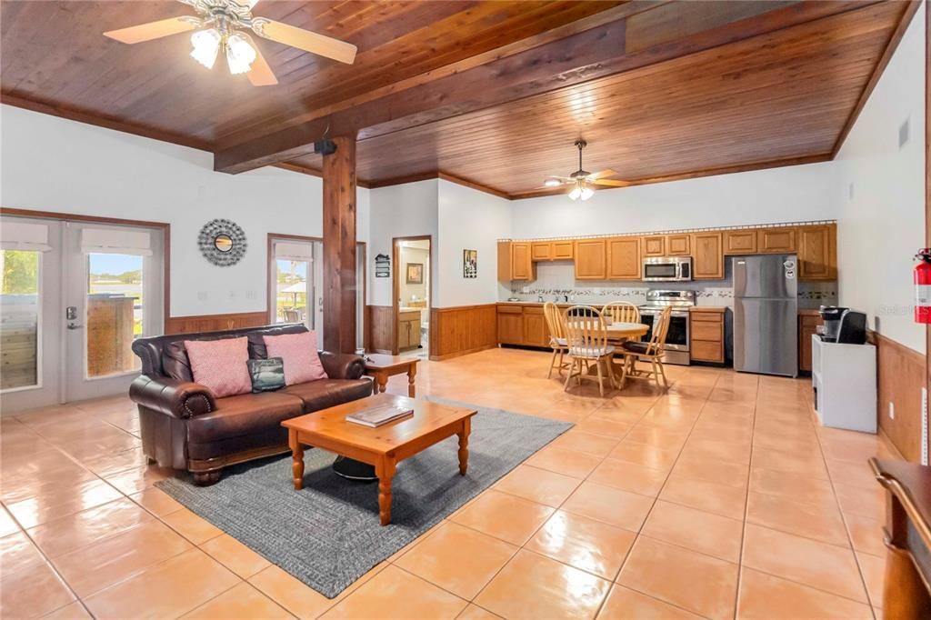 En Venta: $895,000 (5 camas, 3 baños, 3180 Pies cuadrados)