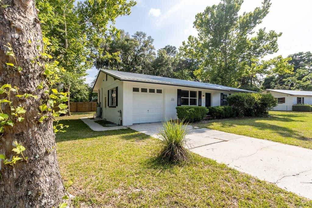 Active With Contract: $230,000 (3 beds, 1 baths, 1053 Square Feet)