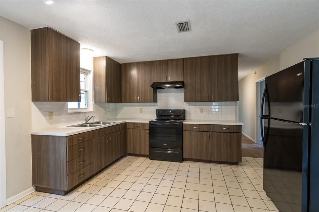 Active With Contract: $230,000 (3 beds, 1 baths, 1053 Square Feet)