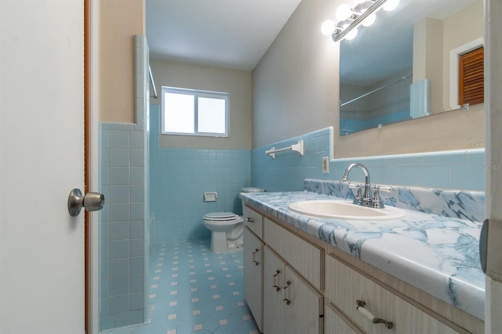 Active With Contract: $230,000 (3 beds, 1 baths, 1053 Square Feet)