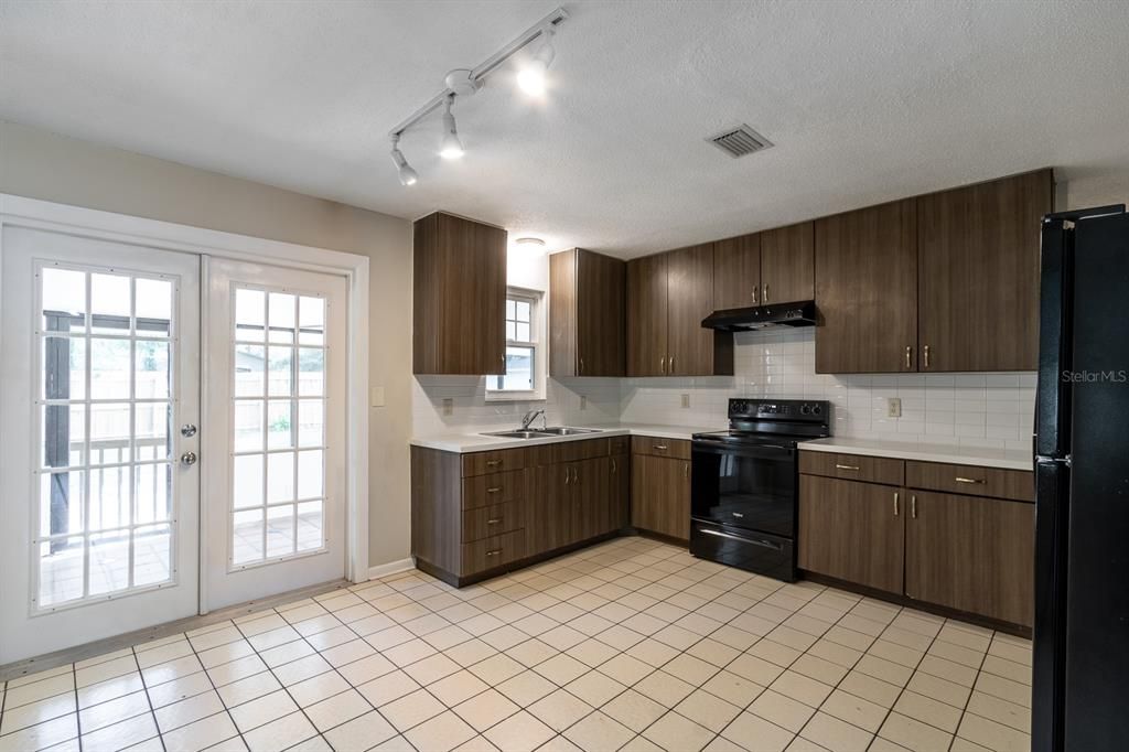 Active With Contract: $230,000 (3 beds, 1 baths, 1053 Square Feet)