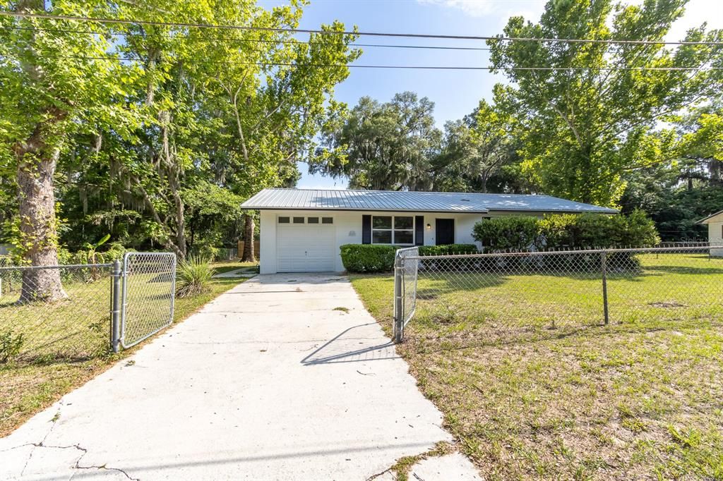 Active With Contract: $230,000 (3 beds, 1 baths, 1053 Square Feet)