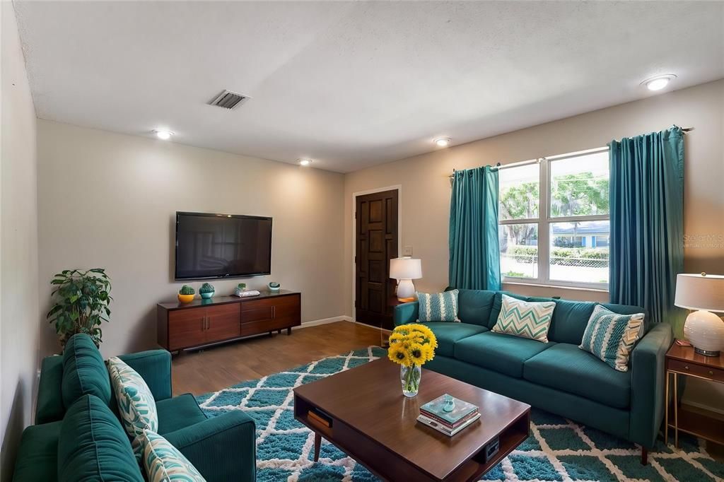 Active With Contract: $230,000 (3 beds, 1 baths, 1053 Square Feet)