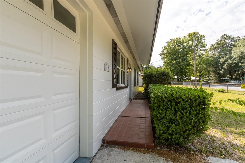 Active With Contract: $230,000 (3 beds, 1 baths, 1053 Square Feet)