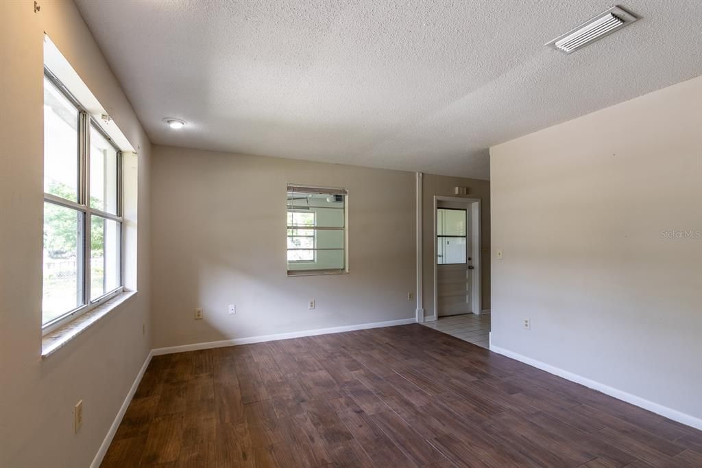 Active With Contract: $230,000 (3 beds, 1 baths, 1053 Square Feet)