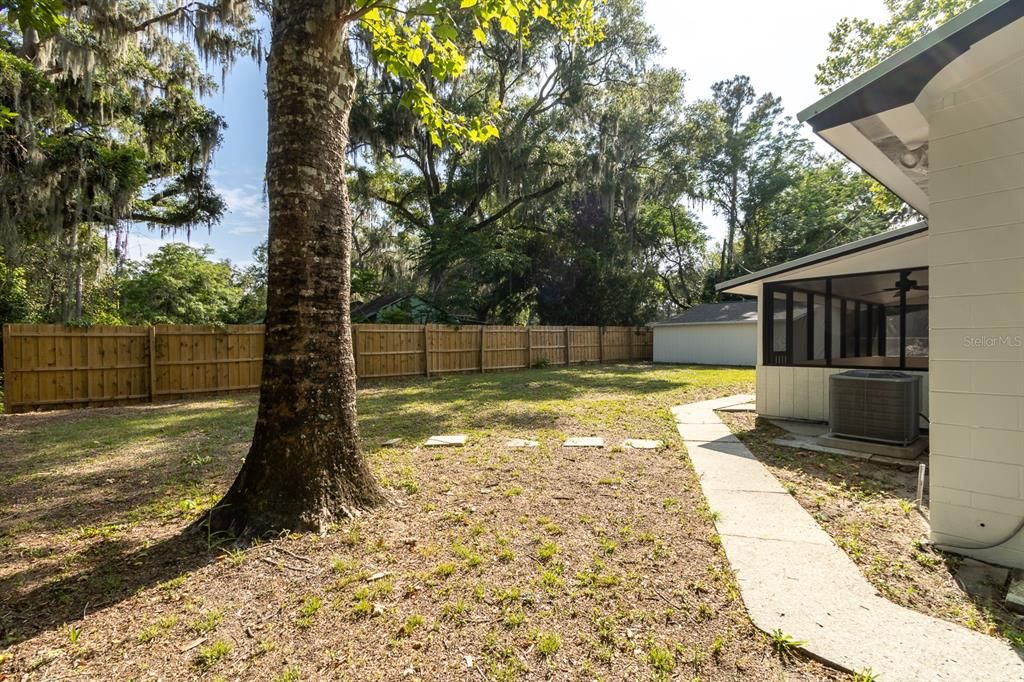 Active With Contract: $230,000 (3 beds, 1 baths, 1053 Square Feet)