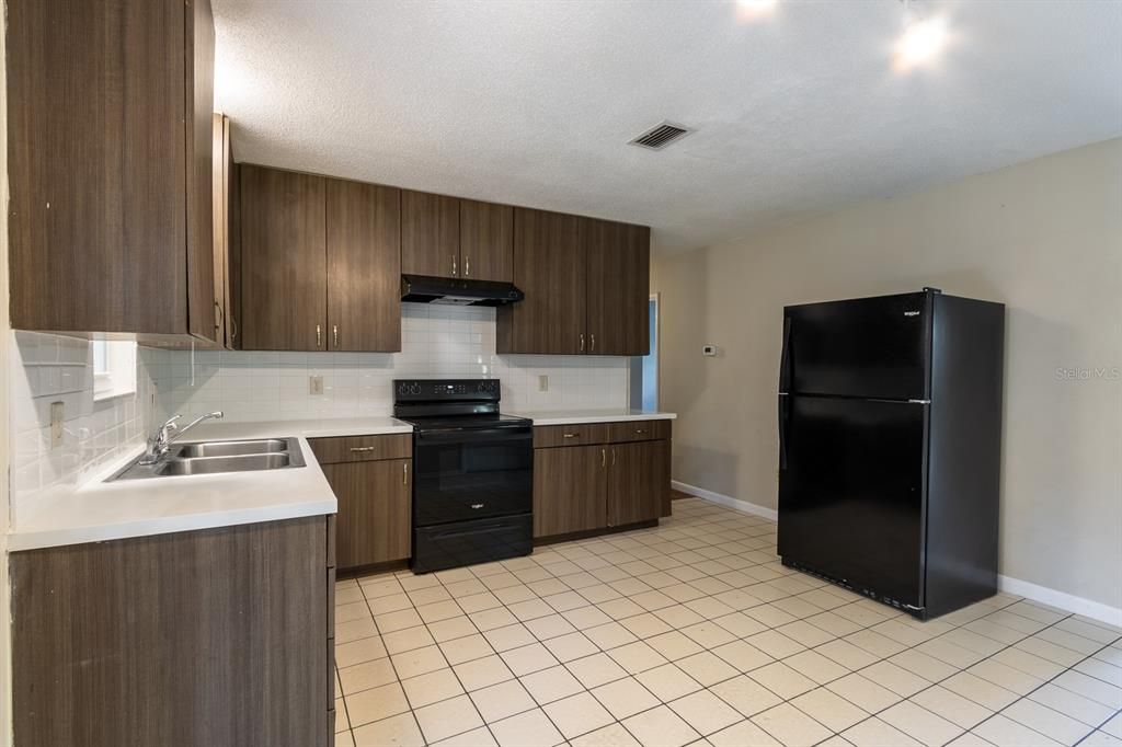 Active With Contract: $230,000 (3 beds, 1 baths, 1053 Square Feet)