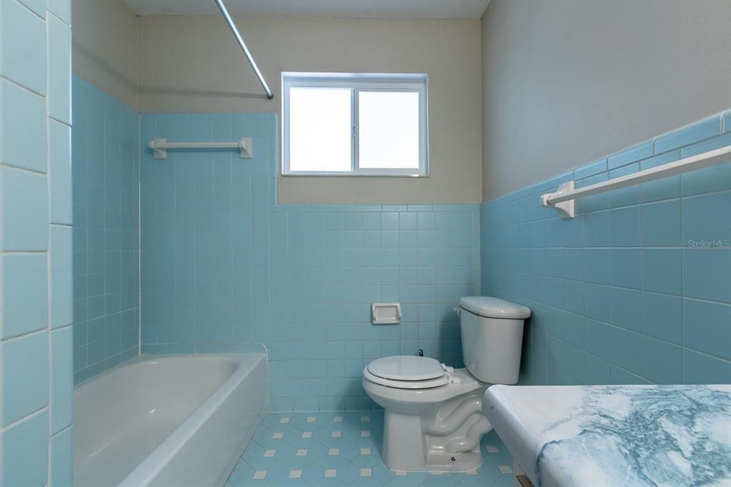 Active With Contract: $230,000 (3 beds, 1 baths, 1053 Square Feet)