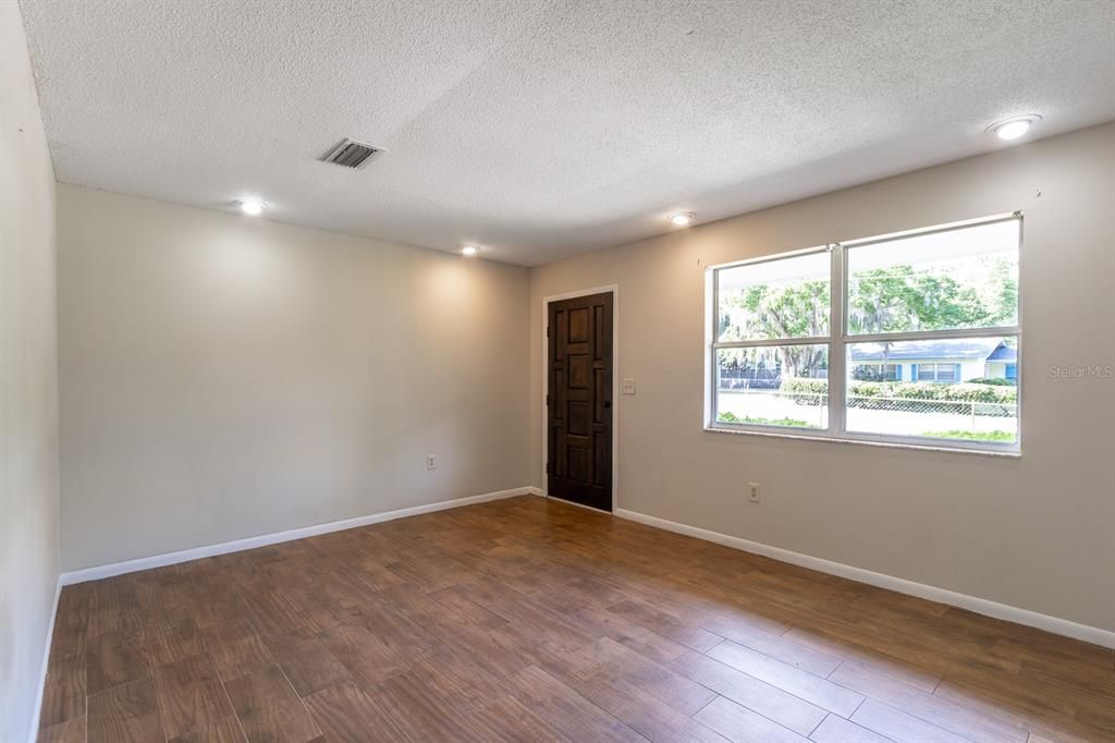 Active With Contract: $230,000 (3 beds, 1 baths, 1053 Square Feet)