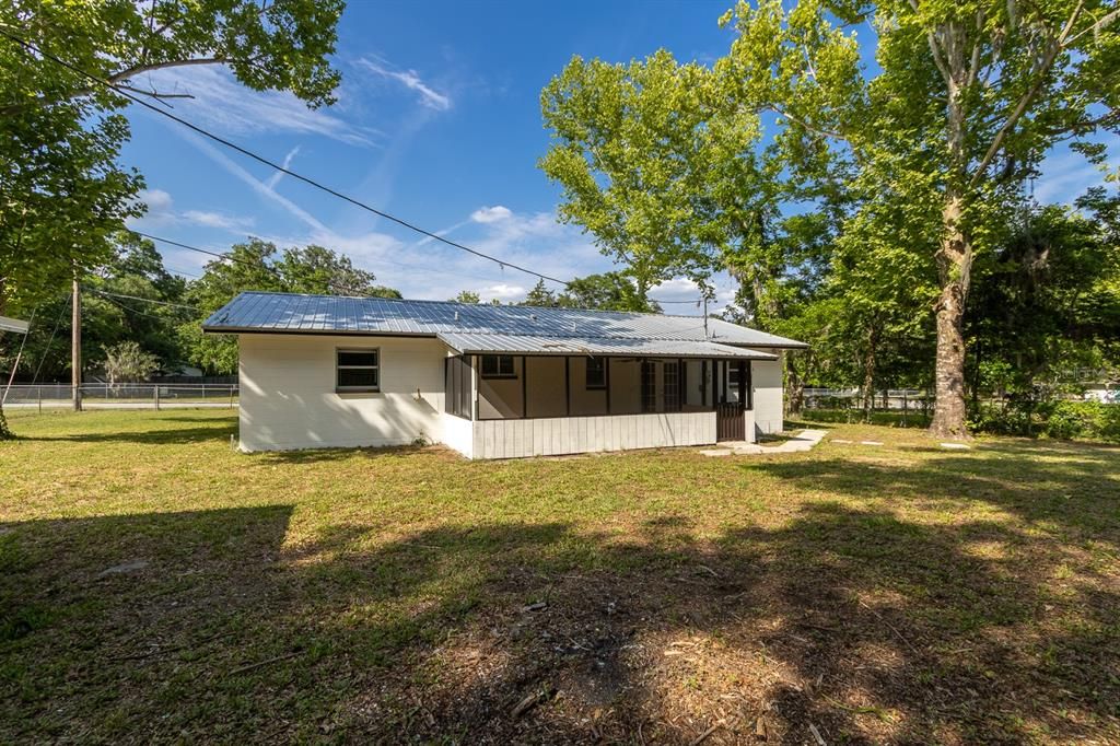 Active With Contract: $230,000 (3 beds, 1 baths, 1053 Square Feet)