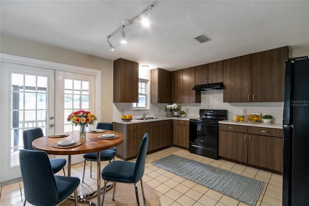 Active With Contract: $230,000 (3 beds, 1 baths, 1053 Square Feet)