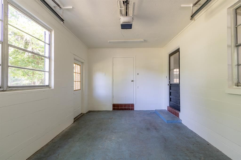 Active With Contract: $230,000 (3 beds, 1 baths, 1053 Square Feet)